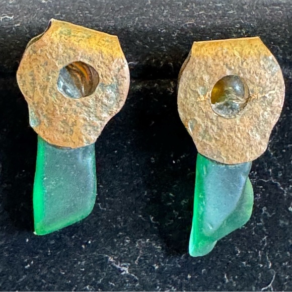 Sea Glass Hammered Copper Artisan Unique One of a Kind Earrings Green Glass - Picture 1 of 16